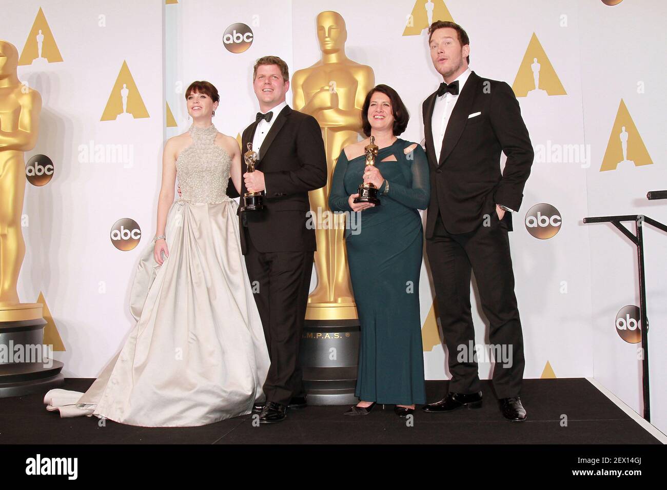 22 février 2015 - Hollywood, Californie -(G-D) actrice Felicity Jones, Adam Stockhausen, Anna Pinnock, lauréate du prix de la meilleure production pour le Grand Budapest Hotel, Et le presenteur Chris Pratt pose dans la salle de presse lors du 87e Prix annuel de l'Académie présenté par l'Académie des Arts du mouvement et des Sciences qui s'est tenu au Dolby Theatre. Crédit photo : Theresa Bouche/AdMedia/Sipa USA Banque D'Images