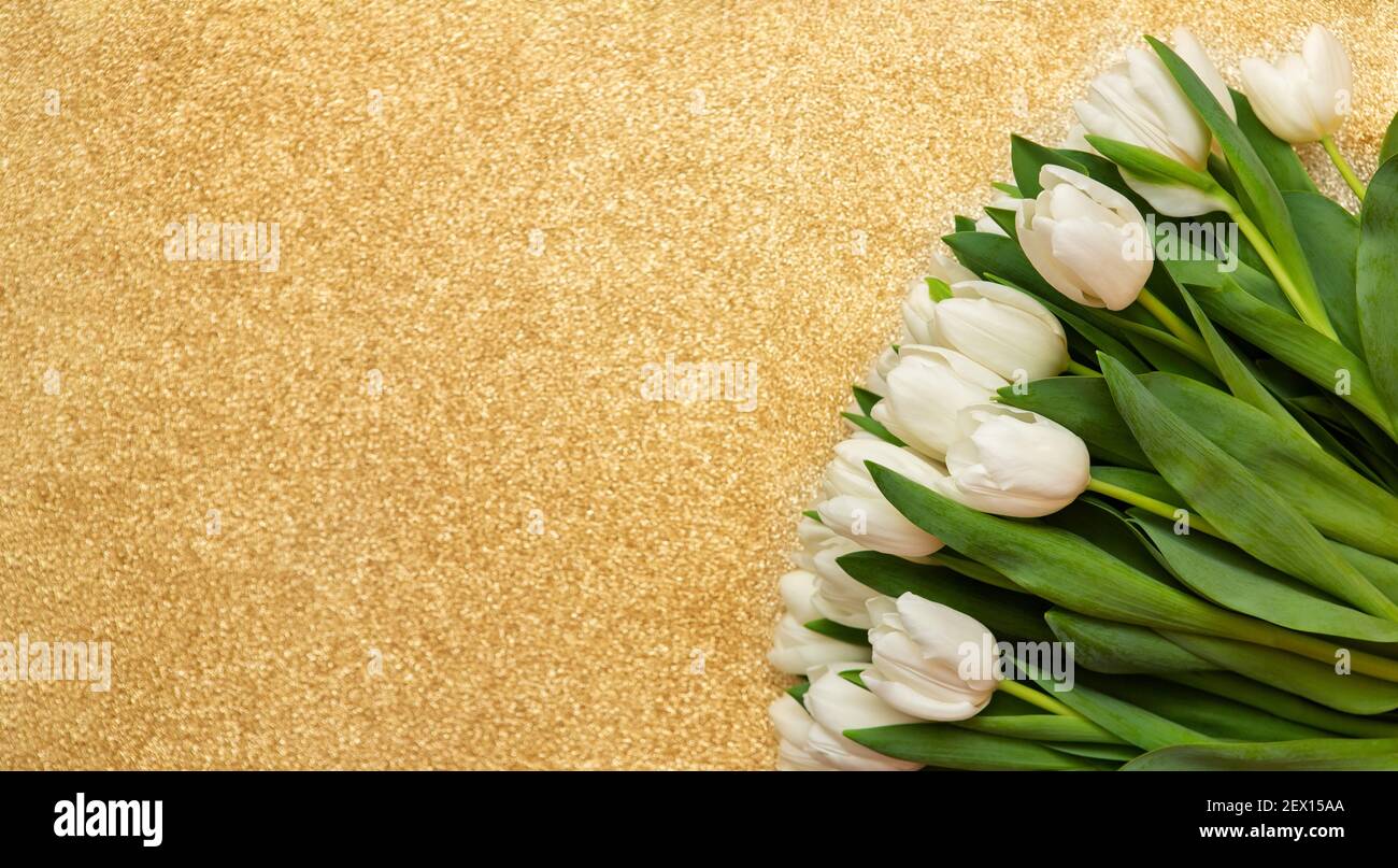 Bouquet de fleurs de tulipe blanche sur fond doré, gros plan. Bonne carte  de Pâques. Fleurs de printemps fraîches. Copier l'espace pour le texte.  Papier peint ou carte de vacances. Mo Photo
