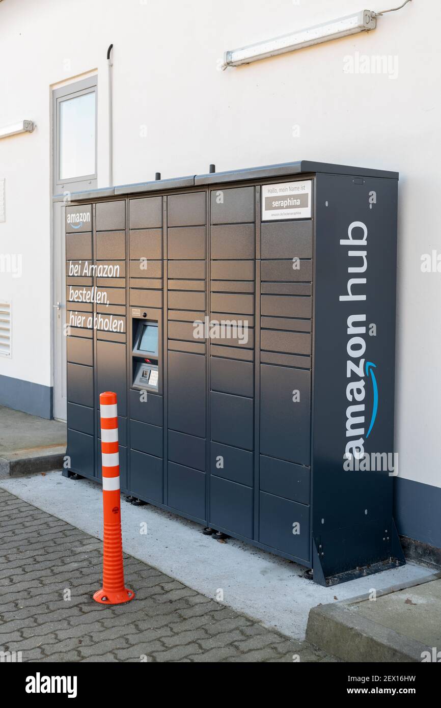 Allemagne , Calau , 03.03.2021 , la nouvelle façon d'avoir des colis livrés par Amazon , le Hub Amazon ou Amazon Locker Banque D'Images