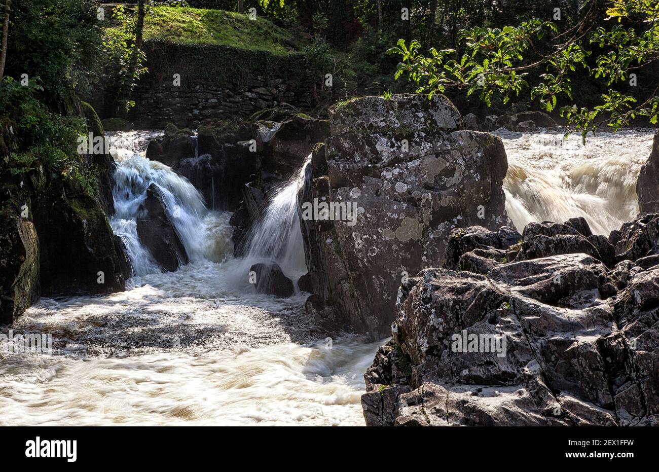 Cascades et rivière traversant Betws-y-Coed, Snowdonia, pays de Galles du Nord Banque D'Images