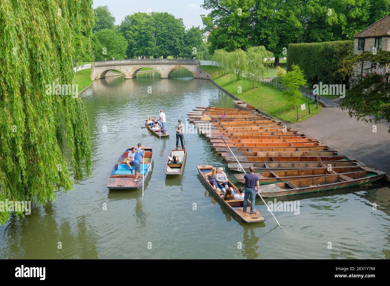 Le jour du printemps, à Cambridge, en Angleterre, au Royaume-Uni, vous partira sur la rivière Cam en direction de Trinity College Bridge Banque D'Images