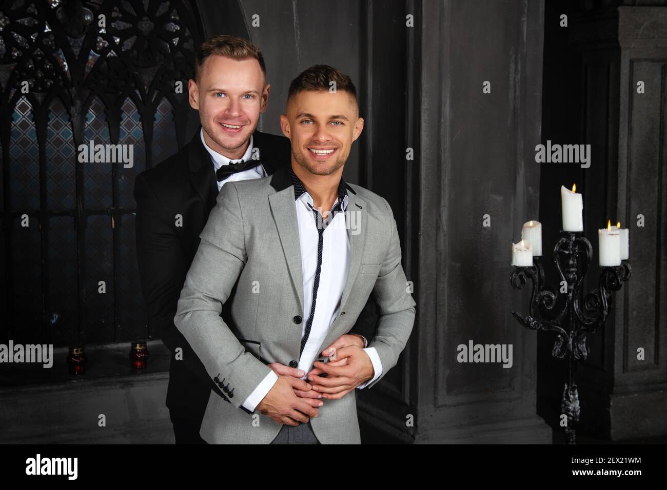 Jeune heureux gay couple se marient dans l'église. Amour et romance. Des hommes séduits en costume. Banque D'Images