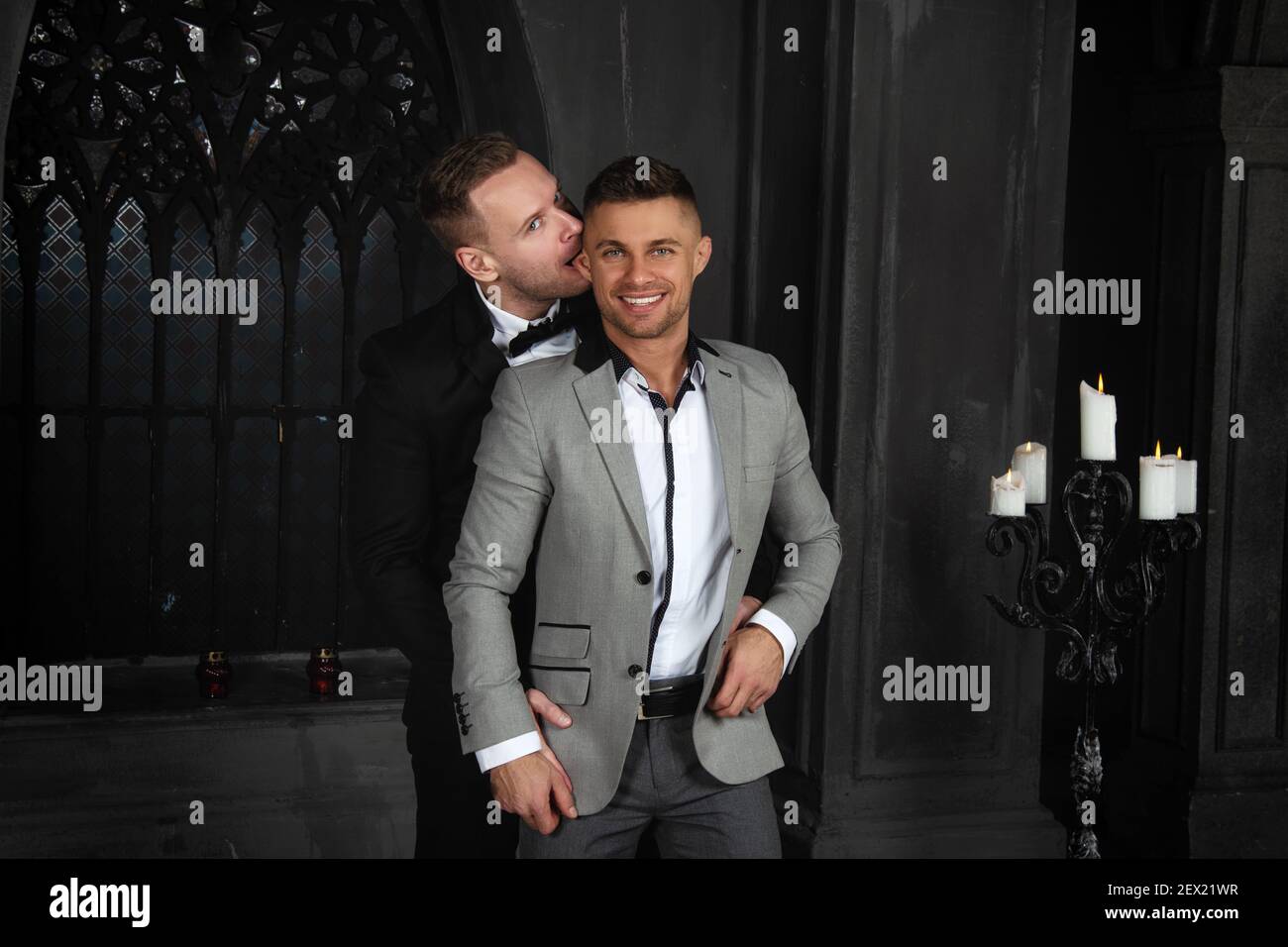 Jeune heureux gay couple se marient dans l'église. Amour et romance. Des hommes séduits en costume. Banque D'Images