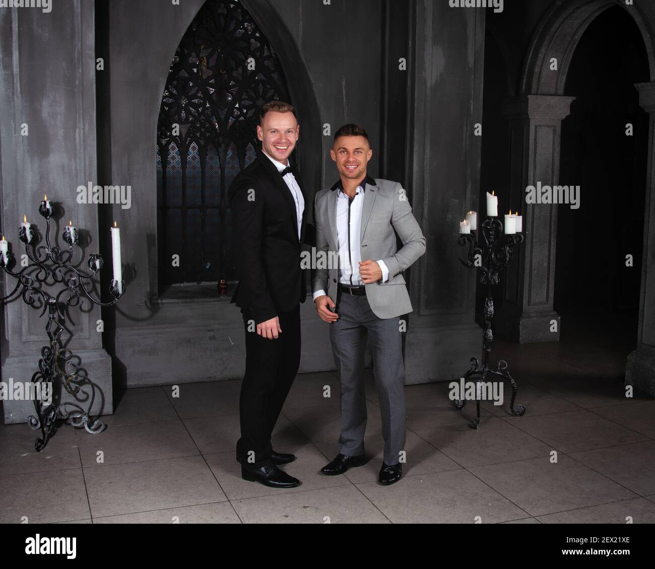 Jeune heureux gay couple se marient dans l'église. Amour et romance. Des hommes séduits en costume. Banque D'Images