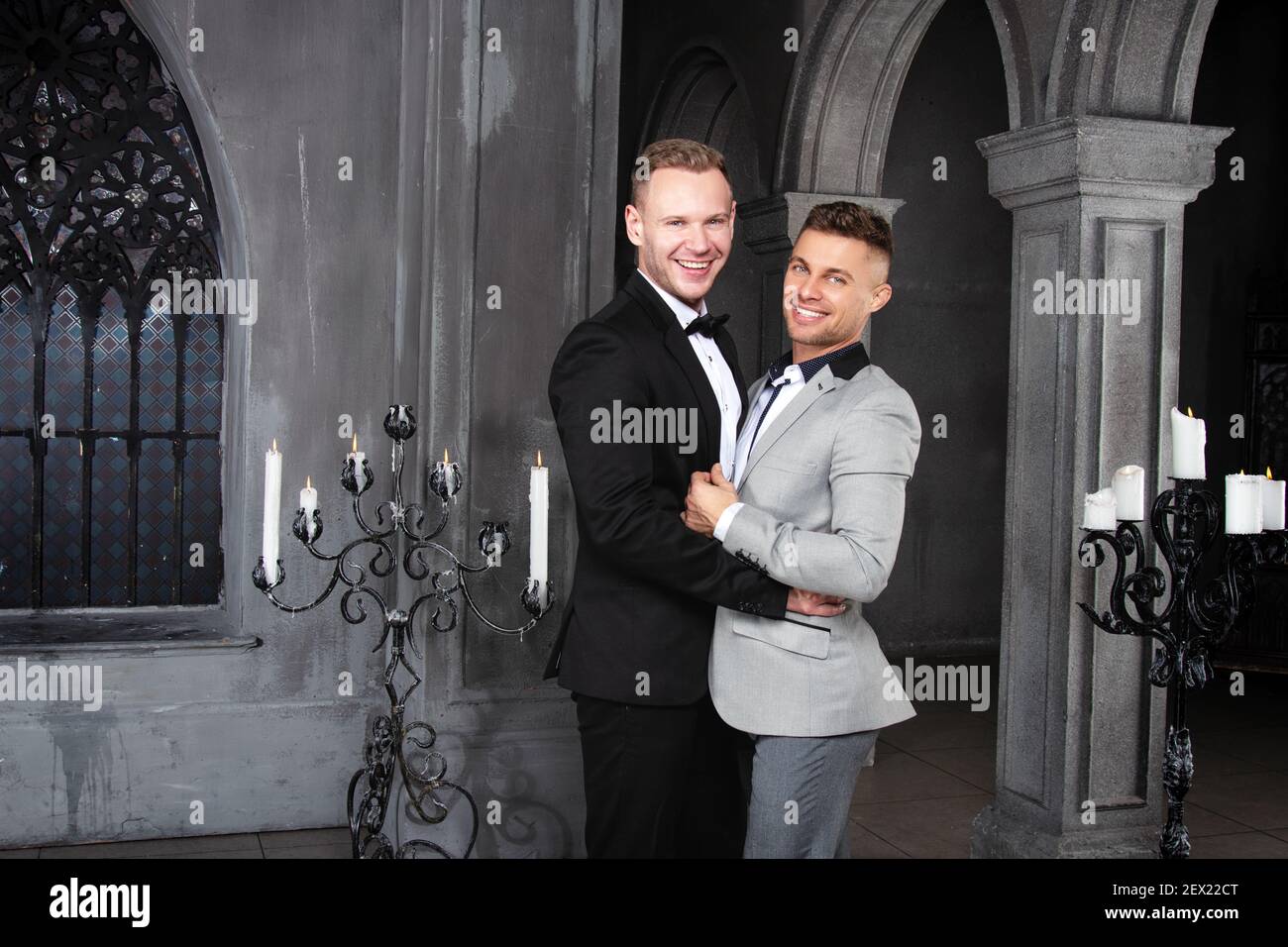 Jeune heureux gay couple se marient dans l'église. Amour et romance. Des hommes séduits en costume. Banque D'Images