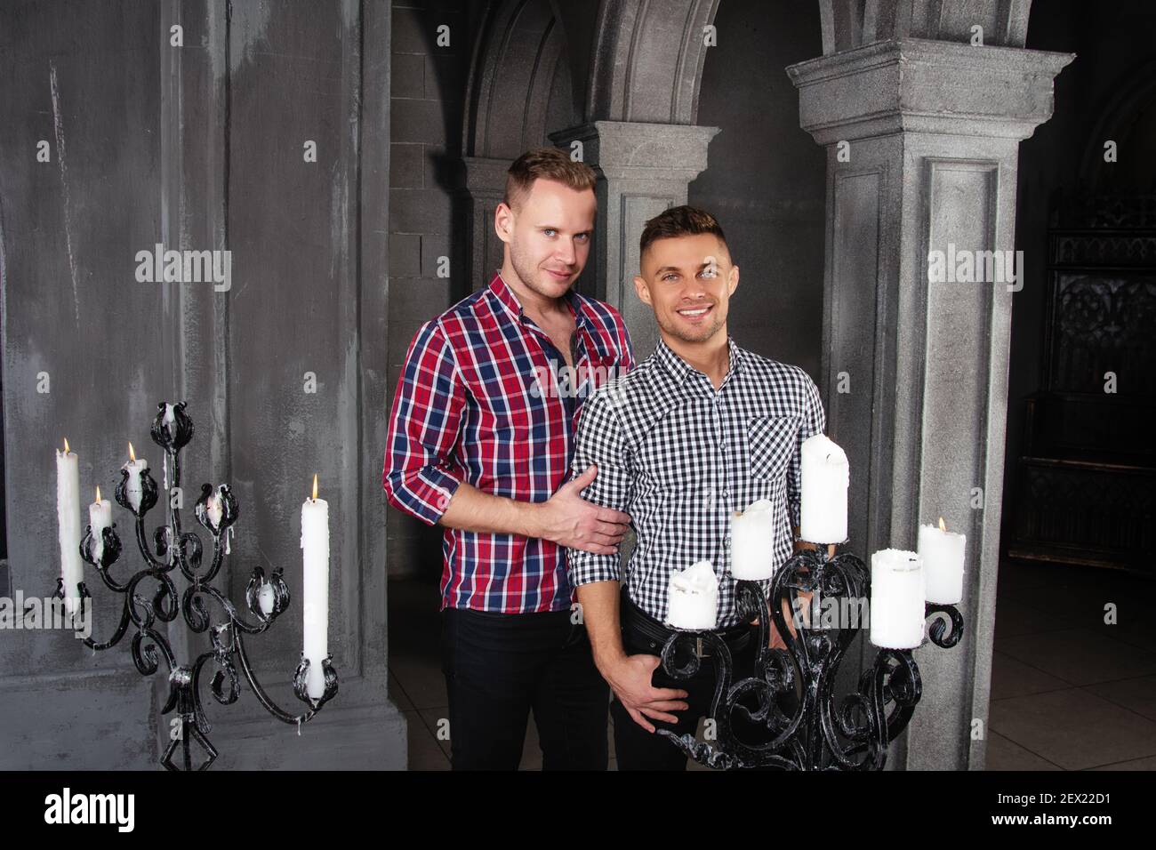 Jeune heureux gay couple se marient dans l'église. Amour et romance. Des hommes séduits en costume. Banque D'Images