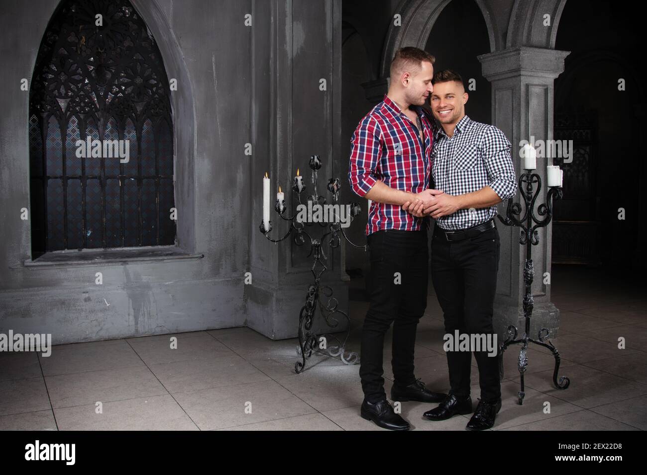 Jeune heureux gay couple se marient dans l'église. Amour et romance. Des hommes séduits en costume. Banque D'Images