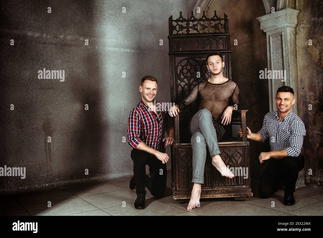 Jeune heureux gay couple se marient dans l'église. Amour et romance. Des hommes séduisant. Banque D'Images