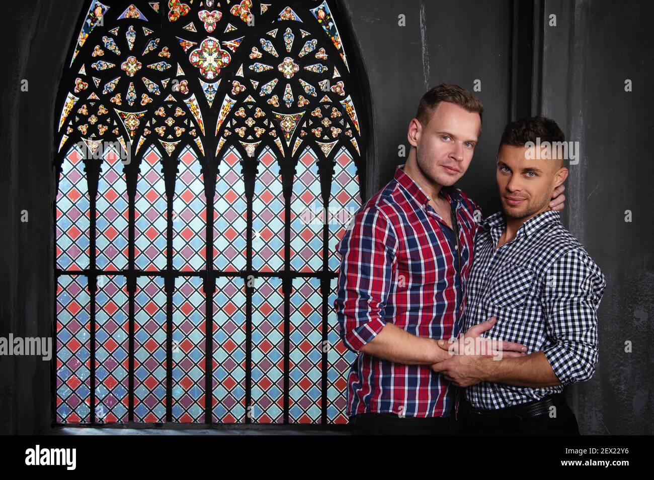 Jeune heureux gay couple se marient dans l'église. Amour et romance. Des hommes séduits en costume. Banque D'Images