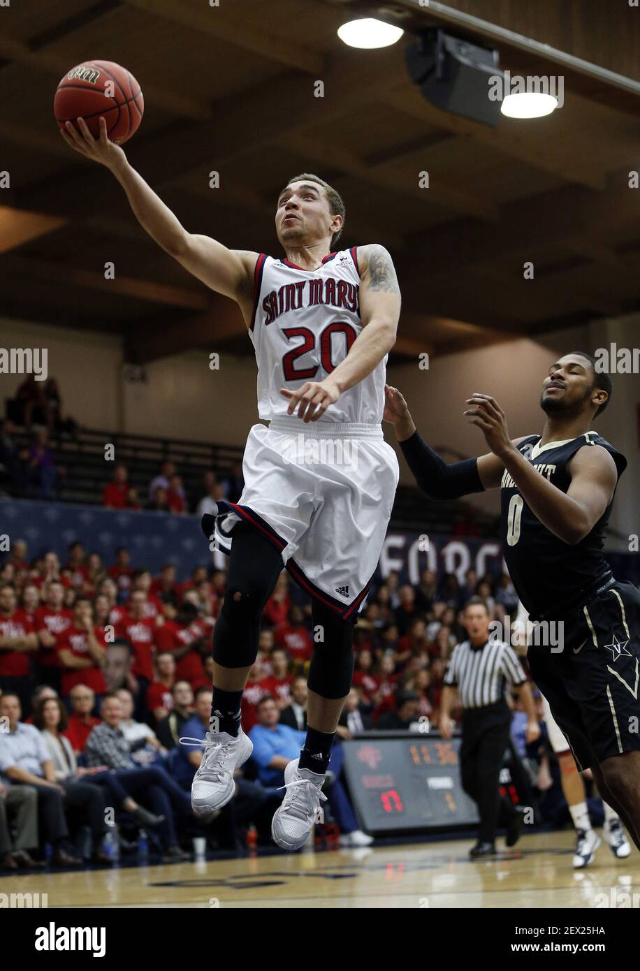 Aaron Bright de Saint Mary (20) se dirige vers le haut contre Shelton Mitchell de Vanderbilt dans la première moitié d'un premier tournoi NIT au pavillon McKeon à Moraga, en Californie, le mercredi 18 mars 2015. (Photo de Ray Chavez/Bay Area News Group/TNS) *** Veuillez utiliser le crédit du champ de crédit *** Banque D'Images