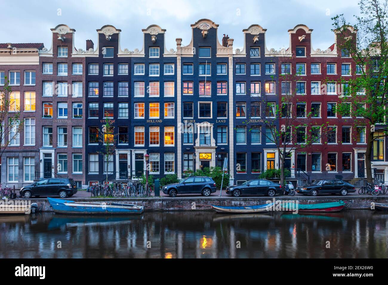 Patrimoine historique hollandais Golden Age, bâtiments résidentiels et commerciaux dans le centre-ville, pas de personnes, illuminés au crépuscule, Amsterdam, pays-Bas Banque D'Images