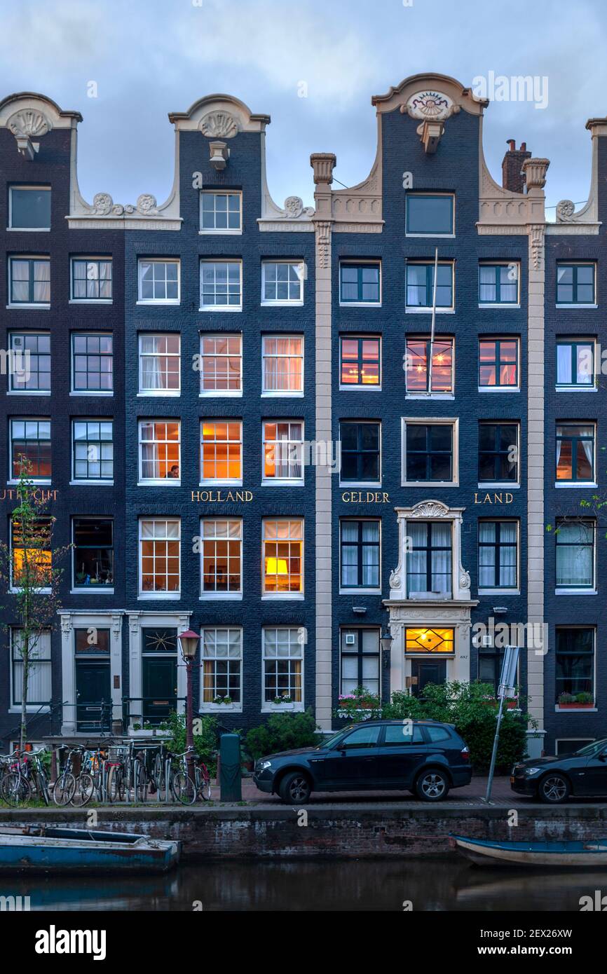 Patrimoine historique hollandais Golden Age, bâtiments résidentiels et commerciaux dans le centre-ville, pas de personnes, illuminés au crépuscule, Amsterdam, pays-Bas Banque D'Images