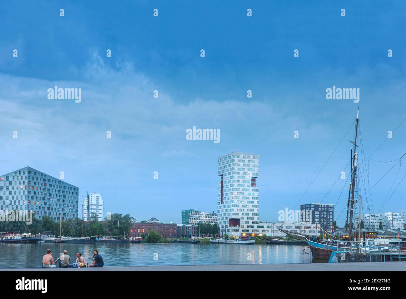 Le bâtiment Whale (à gauche du cadre) et les bâtiments résidentiels et de bureaux modernes dans les Docklands de l'est (Oostelijk Havengebied), Amsterdam, pays-Bas Banque D'Images