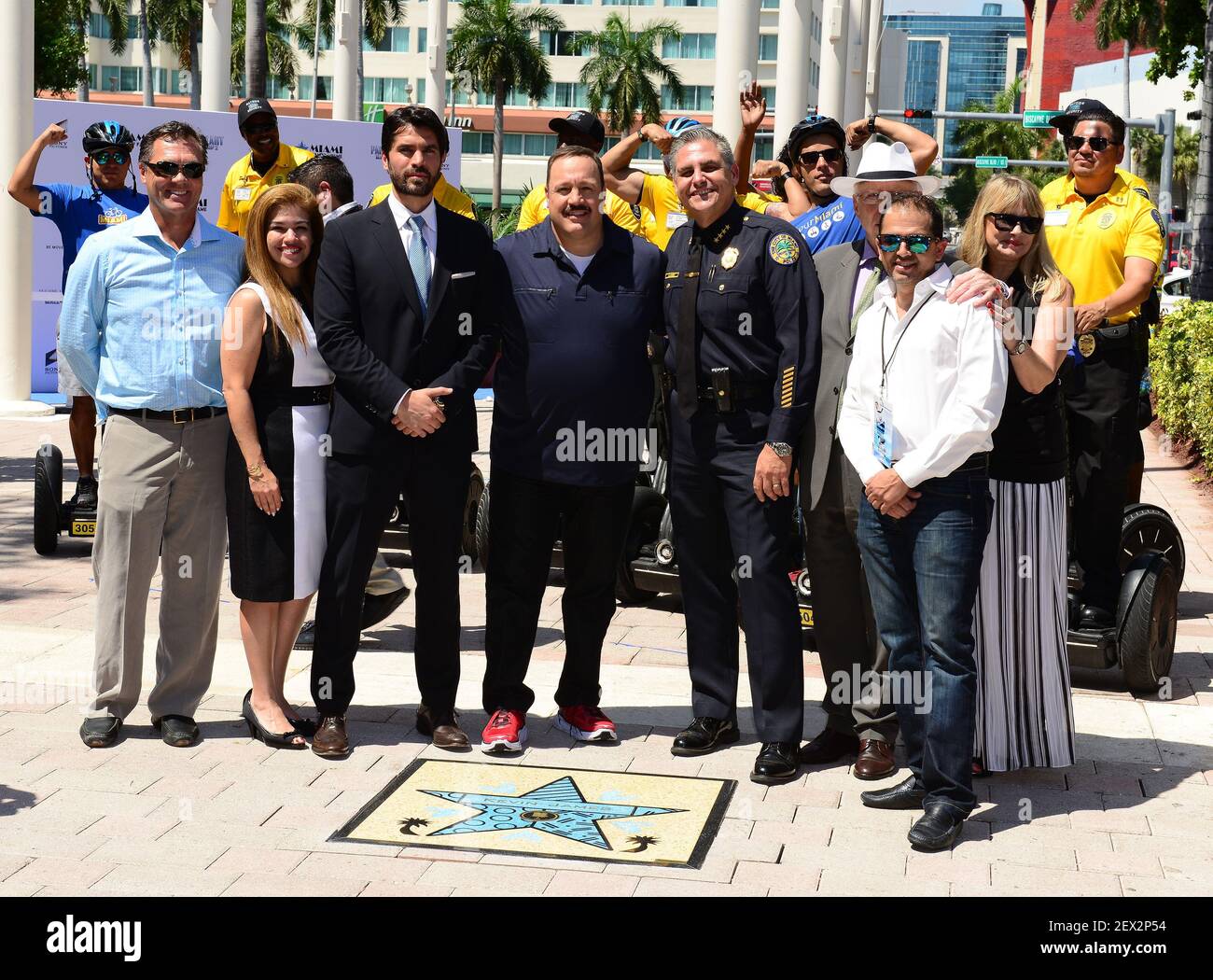 John Calderbank, Alice Bravo, Eduardo Verastegui, Kevin James, Rodolfo Llanes, Vinnie Betancourt et PAM Weller assistent à la cérémonie en l'honneur de Kevin James avec une étoile sur le Miami Walk of Fame tout en faisant la promotion de Paul Blart: Mall COP 2 au marché Bayside à Miami Beach, en Floride, le 01 avril 2015. (Photo de JL) *** Veuillez utiliser le crédit du champ de crédit *** Banque D'Images