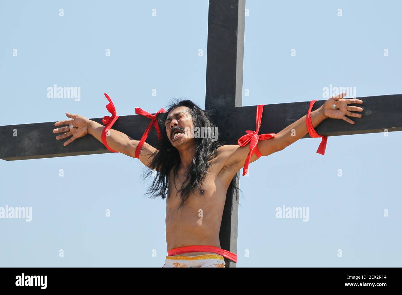 PAMPANGA, PHILIPPINES - le 3 AVRIL 2015 - UN dévot catholique est cloué sur la croix pour repromulguer la crucifixion de Jésus-Christ à Cutud, Pampanga, le vendredi Saint. Bien que fortement découragé par l'église catholique, la tradition annuelle continue à attirer des centaines de participants et de touristes. (Photo de Mark Cristino / Pacific Press) *** Veuillez utiliser le crédit du champ de crédit *** Banque D'Images