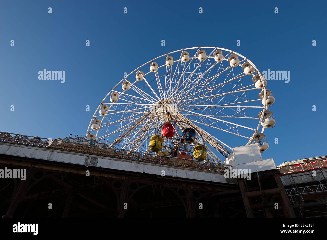 Big Wheel, Blackpool Central Pier. Vue depuis la plage en contrebas avec un ciel bleu clair. Banque D'Images
