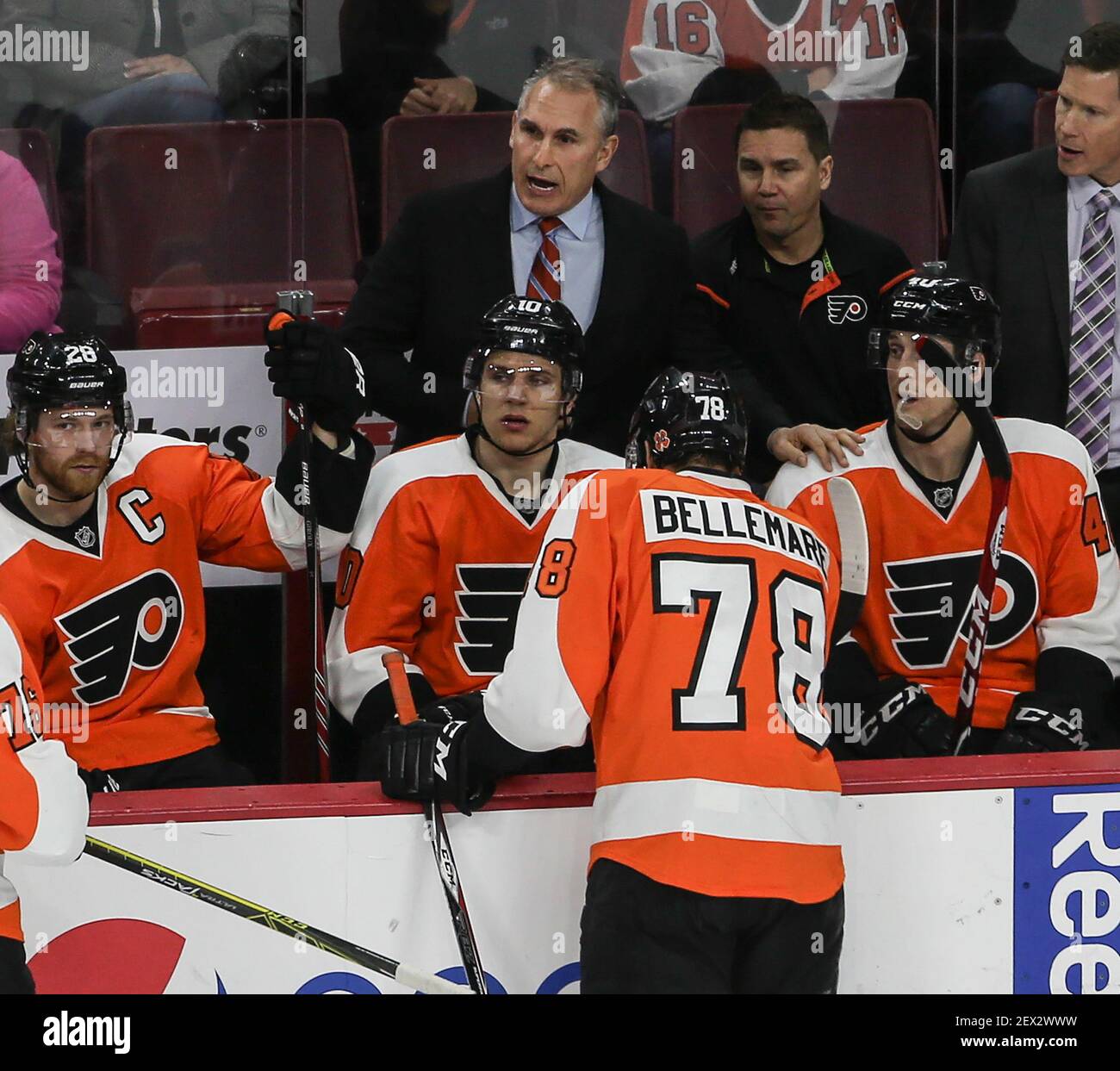 Craig Burube, entraîneur-chef des Philadelphia Flyers, a fait un arrêt au cours de la première période contre les New York Islanders au Wells Fargo Center de Philadelphie le mardi 7 avril 2015. (Photo de Steven M. Falk/Philadelphia Inquirer/TNS) *** Veuillez utiliser le crédit du champ de crédit *** Banque D'Images