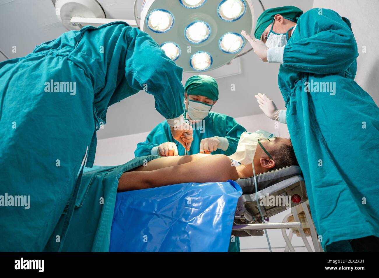 Blouse chirurgicale vert Banque de photographies et d'images à haute  résolution - Alamy
