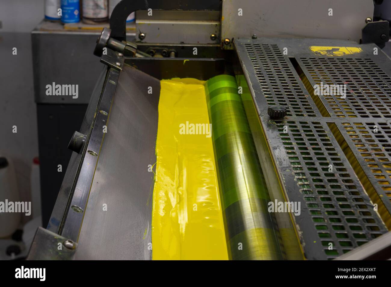 Rouleaux couleur et brillant de la machine d'impression offset. Couleur de l'encre offset. Jaune Banque D'Images