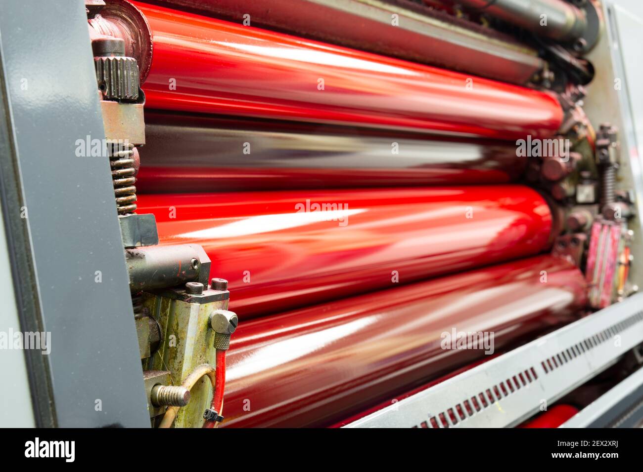 Rouleaux couleur et brillant de la machine d'impression offset. Couleur de l'encre offset. Magenta Banque D'Images