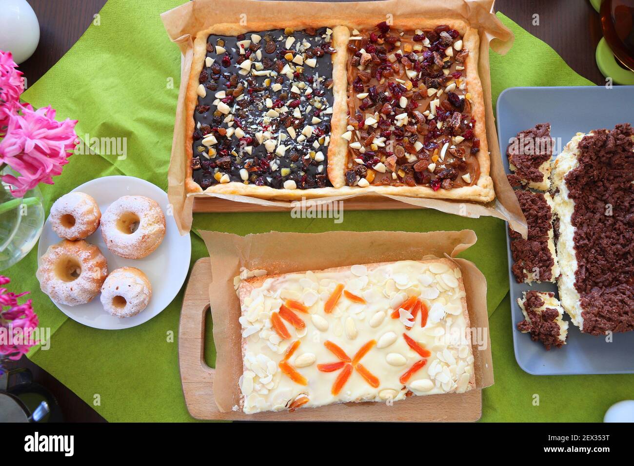 Gâteaux de Pâques en Pologne. Les aliments de Pâques : les gâteaux de babka, les petits gâteaux plats de mazurek et le cheesecake. Banque D'Images