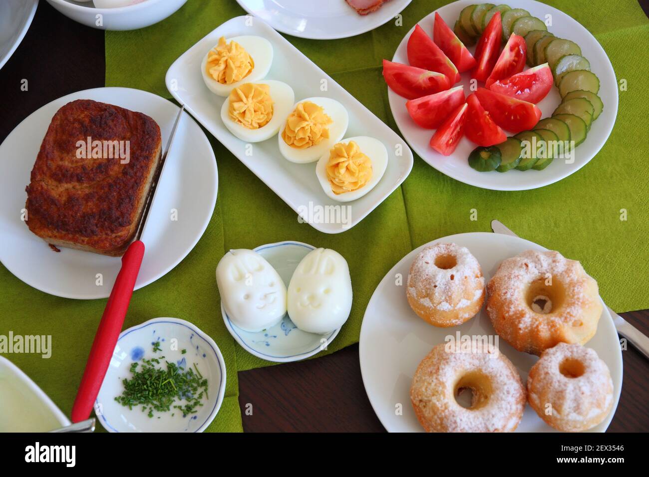 Petit déjeuner polonais le dimanche de Pâques. Nourriture typique de pâques en Pologne: Oeufs, gâteaux de bakka et pate de Pâques. Banque D'Images