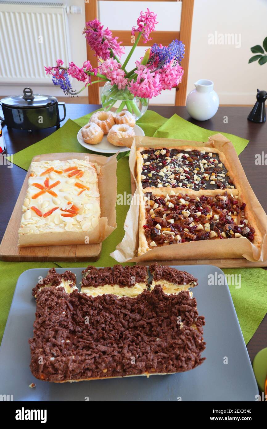 Gâteaux de Pâques en Pologne. Les aliments de Pâques : les gâteaux de babka, les petits gâteaux plats de mazurek et le cheesecake. Banque D'Images