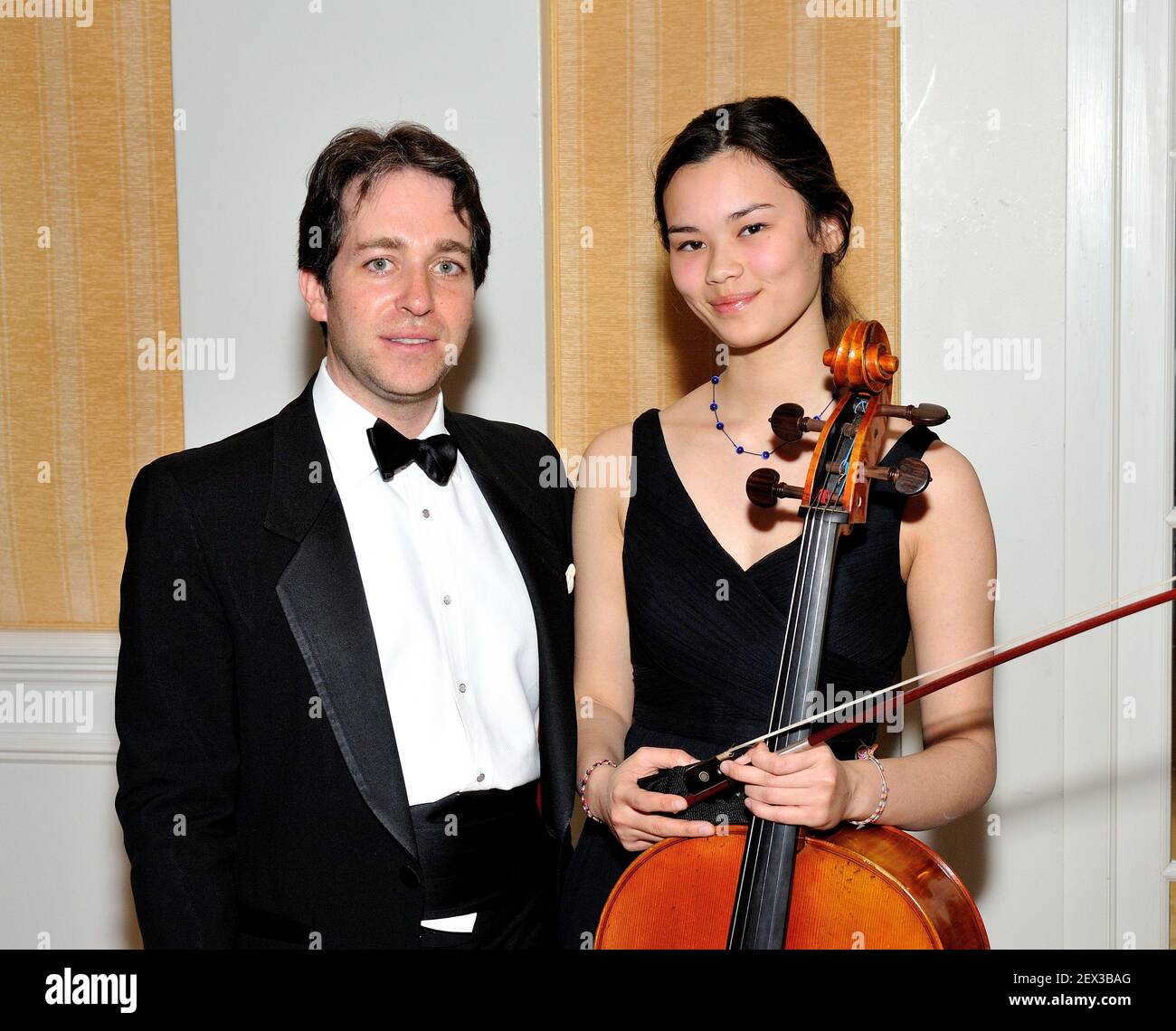 Steven Fox et Charlotte Whatley assistent au bal masqué de la Clarion Music Society au Cosmopolitan Club de New York, NY, le 16 avril 2015 (photo de Stephen Smith) *** Veuillez utiliser le crédit du champ de crédit *** Banque D'Images