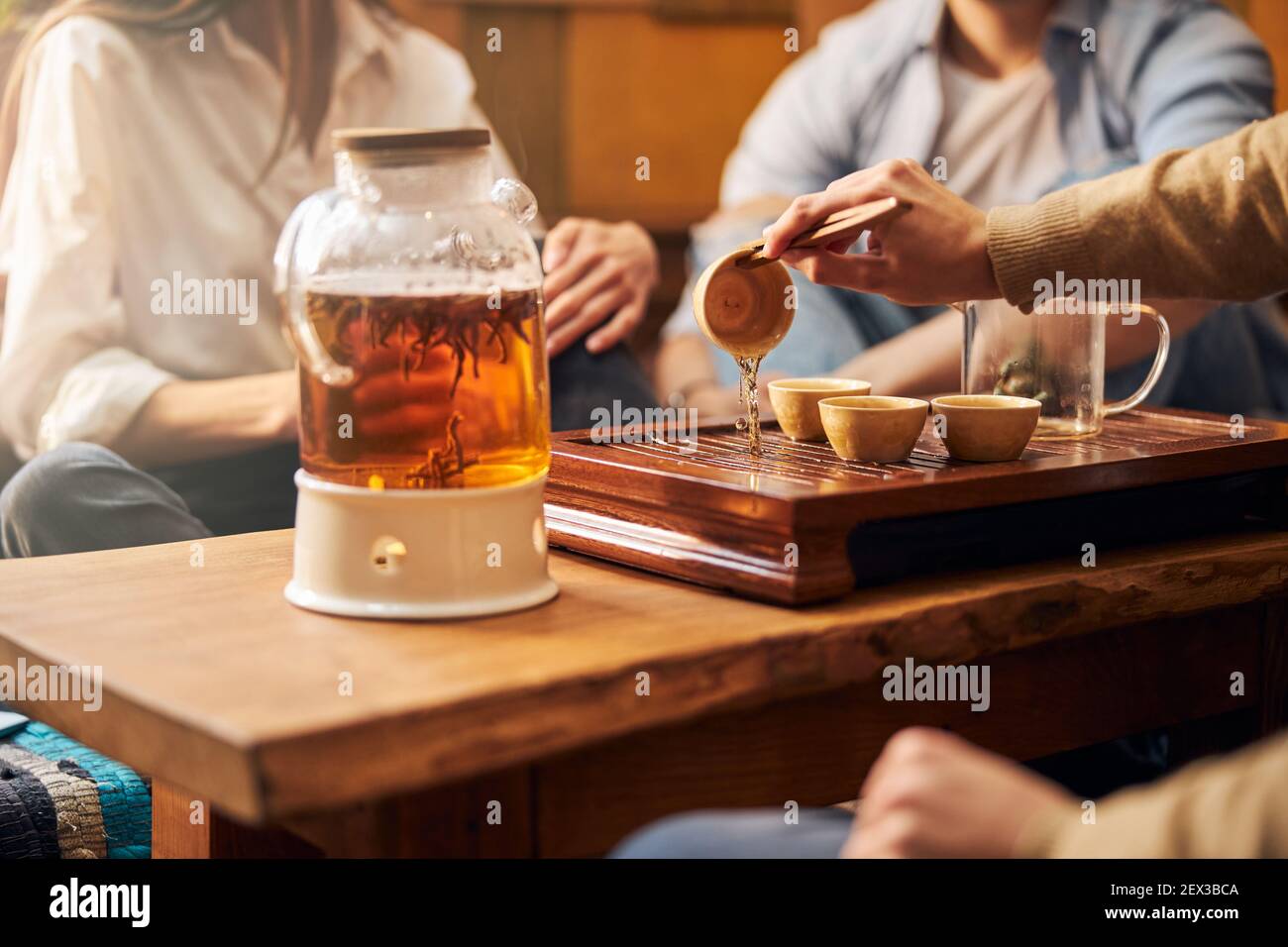 Un jeune homme qui exécute une cérémonie traditionnelle de thé dans un café Banque D'Images