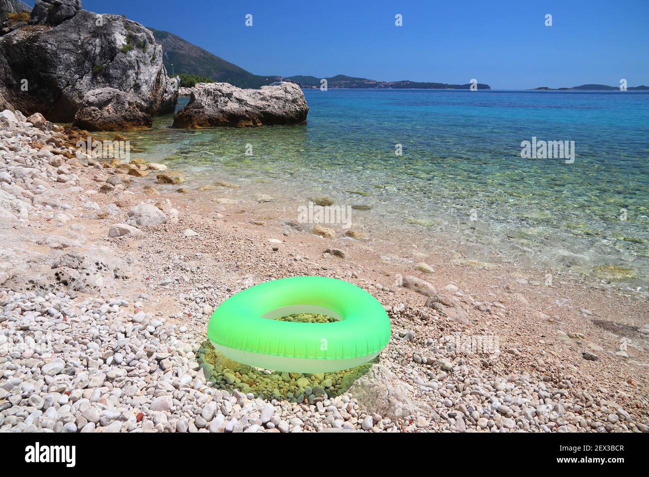 Mlini Beach en Croatie. Dalmatie côte de la mer Adriatique. Jouet gonflable de roue de flottement. Banque D'Images