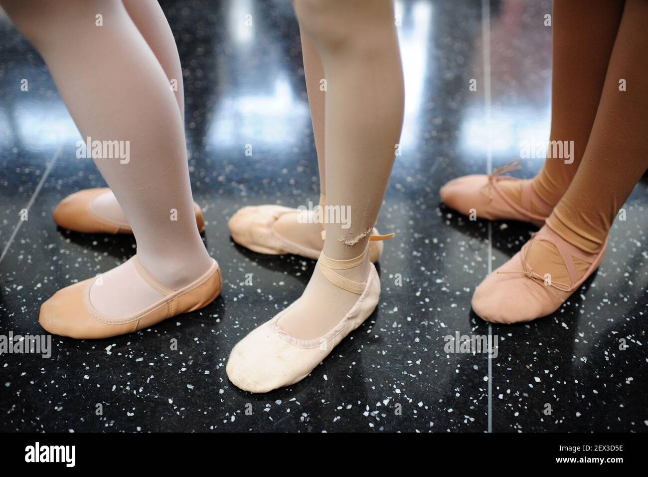 Les jeunes filles attendent dans la file pour passer l'audition à l'École de Ballet américain (SAB), dans le quartier de New York de Queens, NY, le 19 avril 20155. Sans expérience de danse préalable nécessaire, enfants de 6 à 10 ans, audition pour les lieux convoités à l'école de ballet américain du Lincoln Center, l'une des plus importantes écoles de ballet des États-Unis. Remarque : les noms de famille sont retenus à la demande du parent. (Photo par Anthony Behar) *** Veuillez utiliser le crédit du champ de crédit *** Banque D'Images