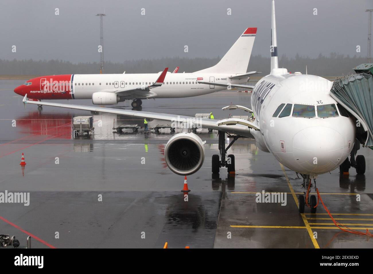 GÖTEBORG, SUÈDE - 28 AOÛT 2018 : navette aérienne norvégienne Boeing 737 et Finnair Airbus à l'aéroport de Göteborg Landvetter en Suède. Banque D'Images
