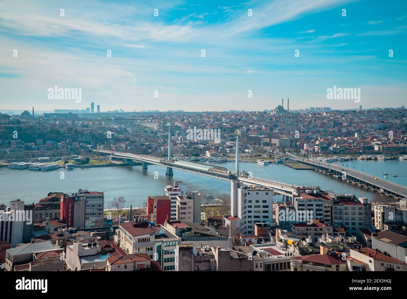 Istanbul, Turquie - 31 janvier 2021 - magnifique vue panoramique aérienne de la Corne d'Or avec mosquées et bâtiments par temps ensoleillé Banque D'Images