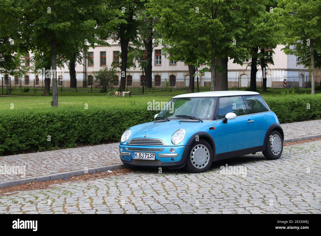 DRESDE, ALLEMAGNE - 10 MAI 2018 : petite voiture Blue Mini Cooper garée en Allemagne. En Allemagne, 45.8 millions de voitures étaient immatriculées (en 2017). Banque D'Images