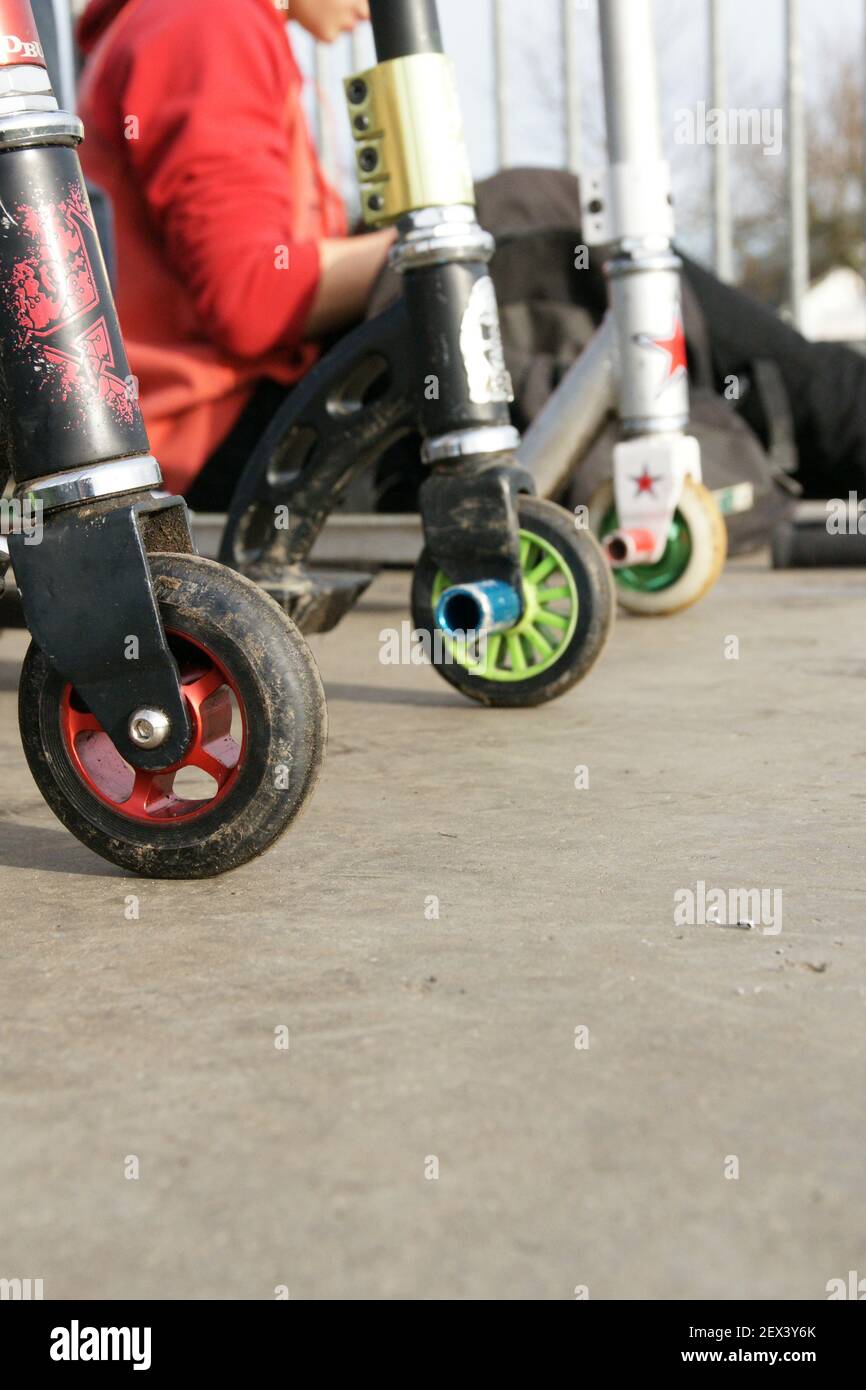 Vue du scooter bien porté utilisé pour la conduite en cascades dans un parc de skate Banque D'Images