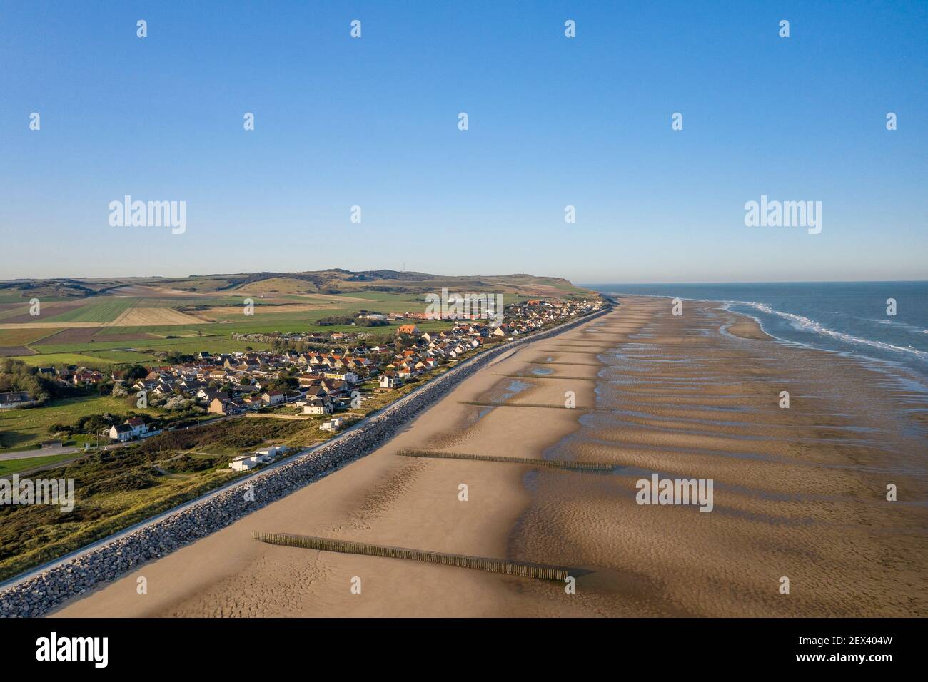 Vue aérienne du village de Sangatte et de sa plage en été, Côte d'Opale, pas de Calais, France Banque D'Images