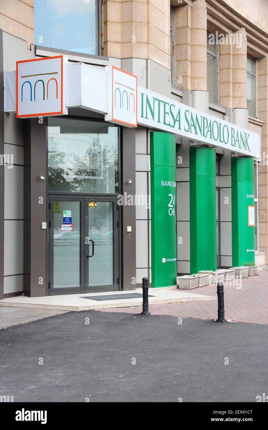 BUCAREST, ROUMANIE - 19 AOÛT 2012 : succursale d'Intesa Sanpaolo Bank à Bucarest, Roumanie. ISB est l'une des plus grandes banques d'Europe avec 639 milliards d'euros d'actifs Banque D'Images