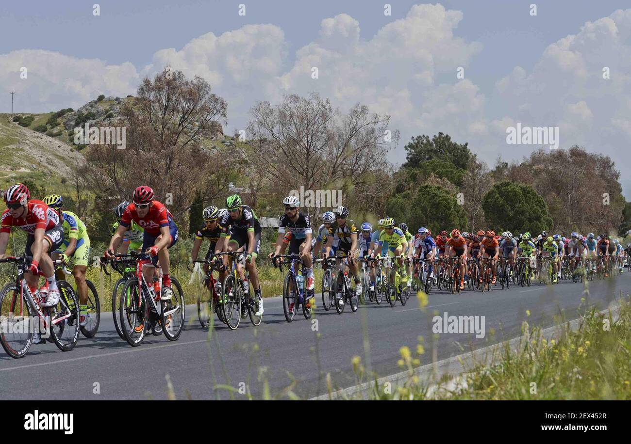 Le peloton pendant la sixième étape de la 51e tournée présidentielle à vélo de Turquie de Denizli à Selcuk. Selcuk, Turquie, le 1er mai 2015. (Photo par Artur Widak) *** Veuillez utiliser le crédit du champ de crédit *** Banque D'Images