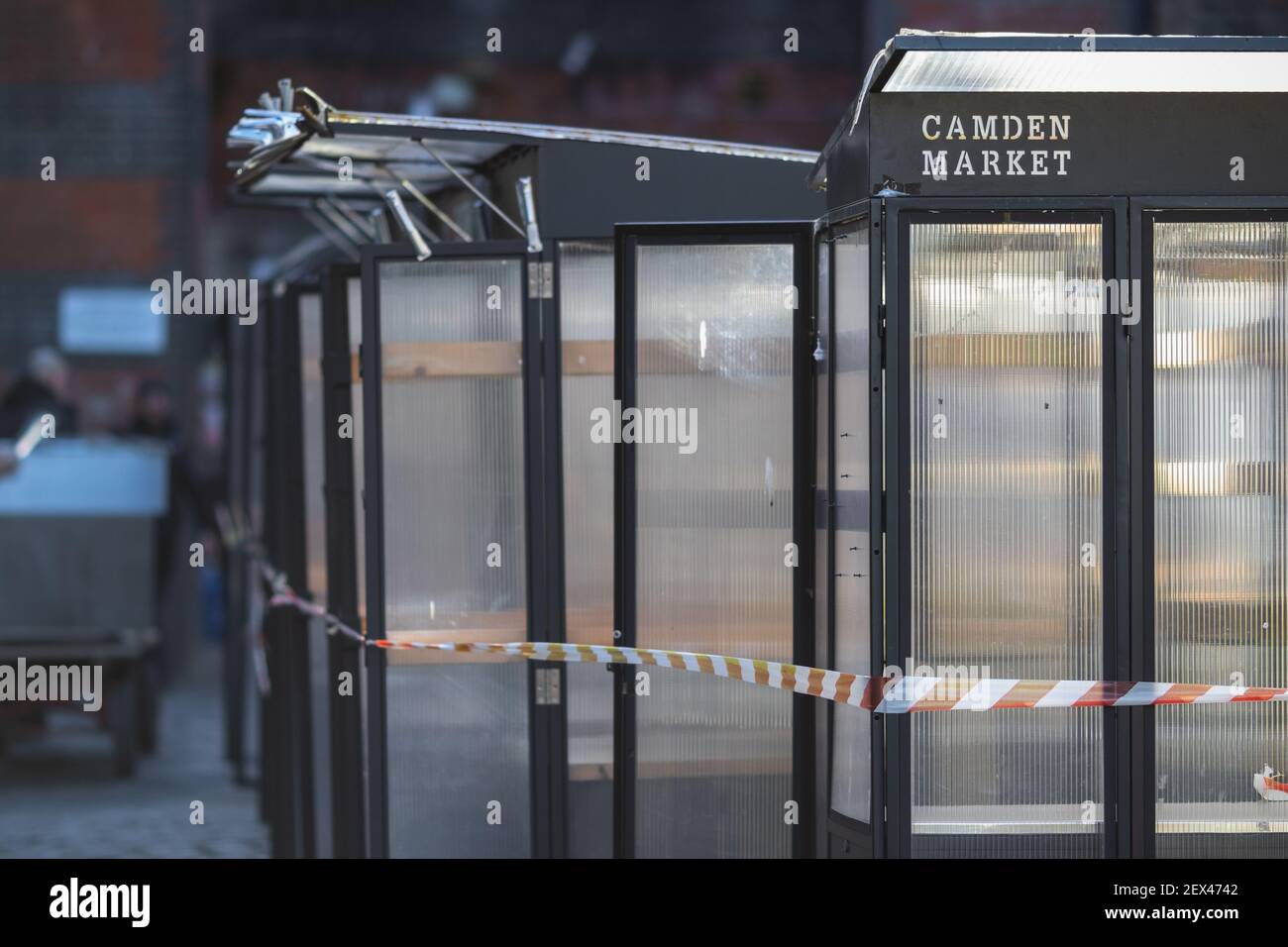 Les étals vides sont fermés avec un ruban d'avertissement à Camden Market in Londres pendant le confinement national Banque D'Images