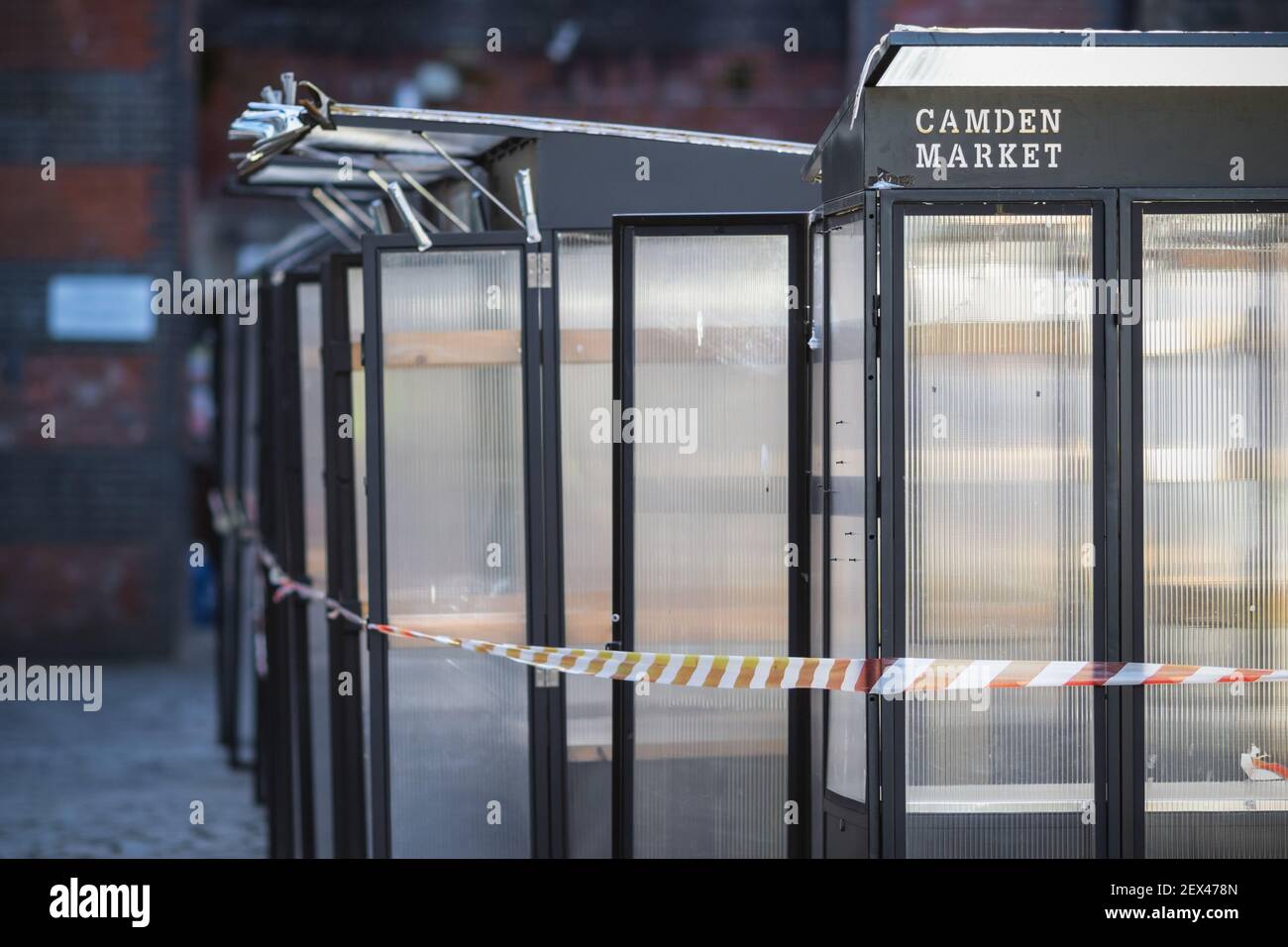 Les étals vides sont fermés avec un ruban d'avertissement à Camden Market in Londres pendant le confinement national Banque D'Images