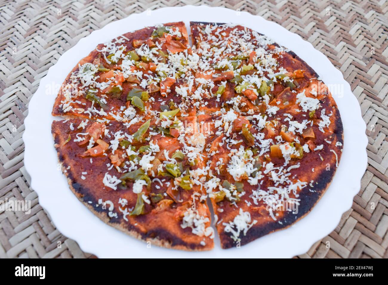 Pizza Farali à base de farine à jeun mangée au cours de la jeûne indienne avec des ingrédients à jeun nappés de fromage. Pizza indienne à base dure. Préparé pendant Banque D'Images