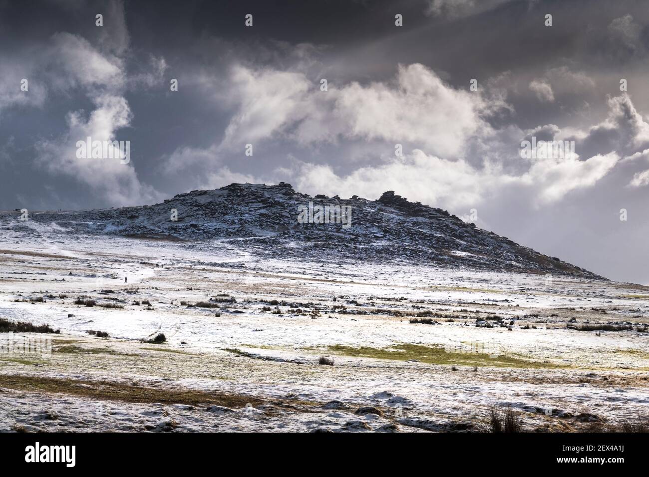 Neige sur la route sauvage sauvage sauvage de Bodmin Moor dans Cornwall. Banque D'Images