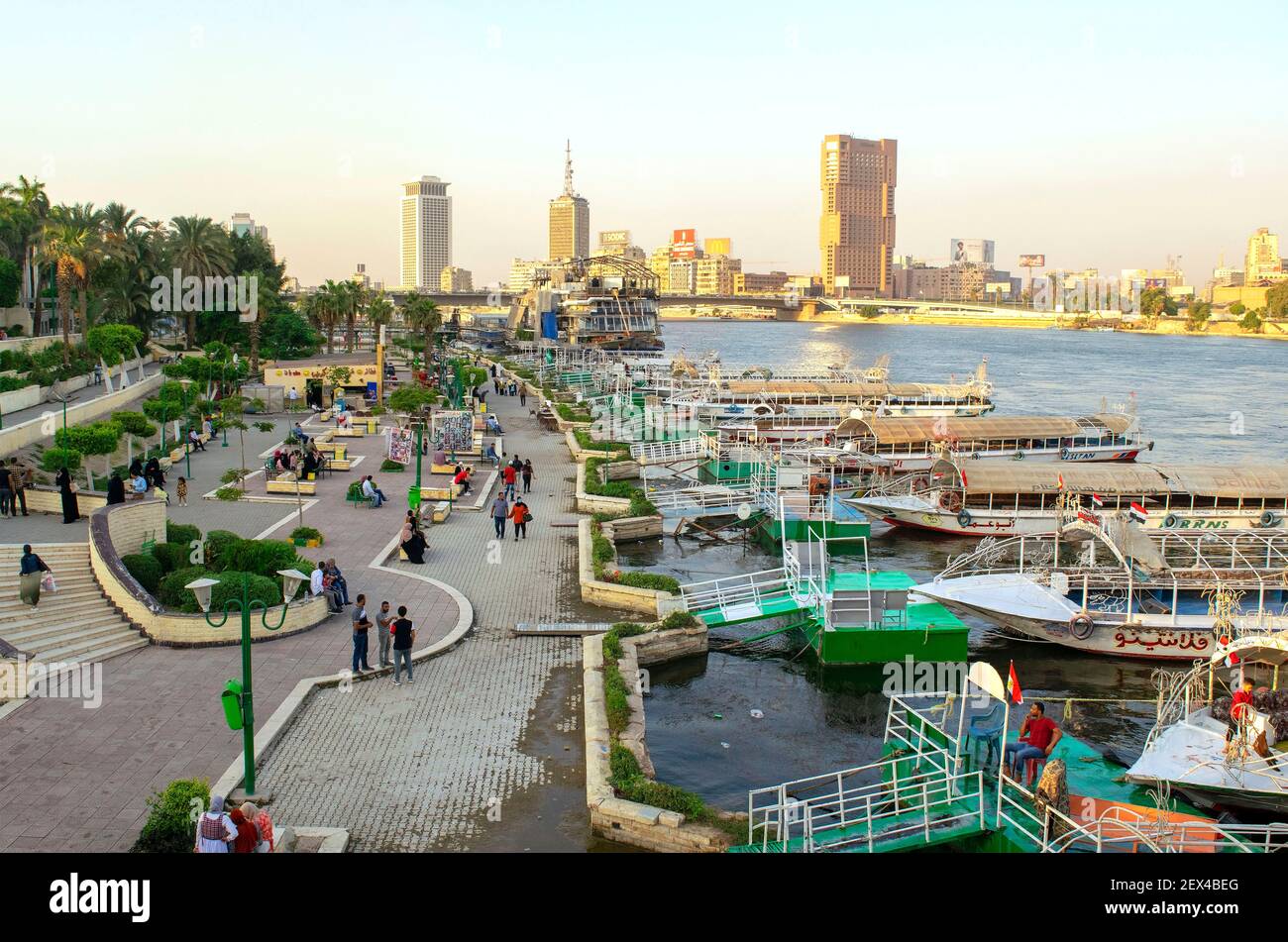 Le Caire - Égypte - 04 octobre 2020 : vue sur le magnifique fleuve large du Nil au coeur de la capitale africaine. Promenade du Nil avec des bateaux garés, des navires, Banque D'Images