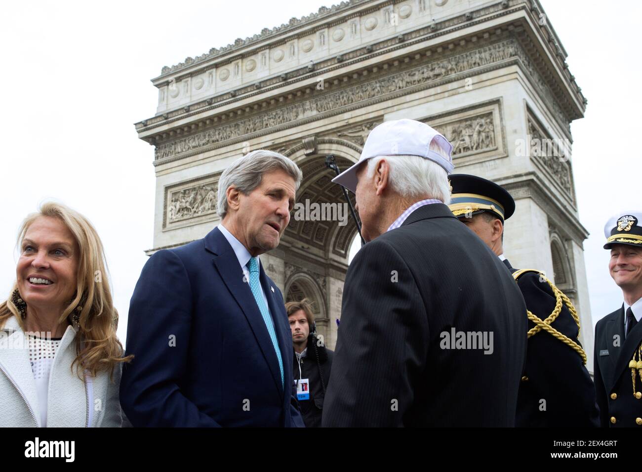 Après sa participation à la commémoration du 70e anniversaire de la Ve journée, le secrétaire d'État américain John Kerry discute avec Art Staymate, 90 ans, de Hagerstown, Maryland, un vétéran de la 1re Division d'infanterie qui a atterri à Omaha Beach le jour J, à Paris, en France, le 8 mai 2015. (Photo par département d'État) *** Veuillez utiliser le crédit du champ de crédit *** Banque D'Images