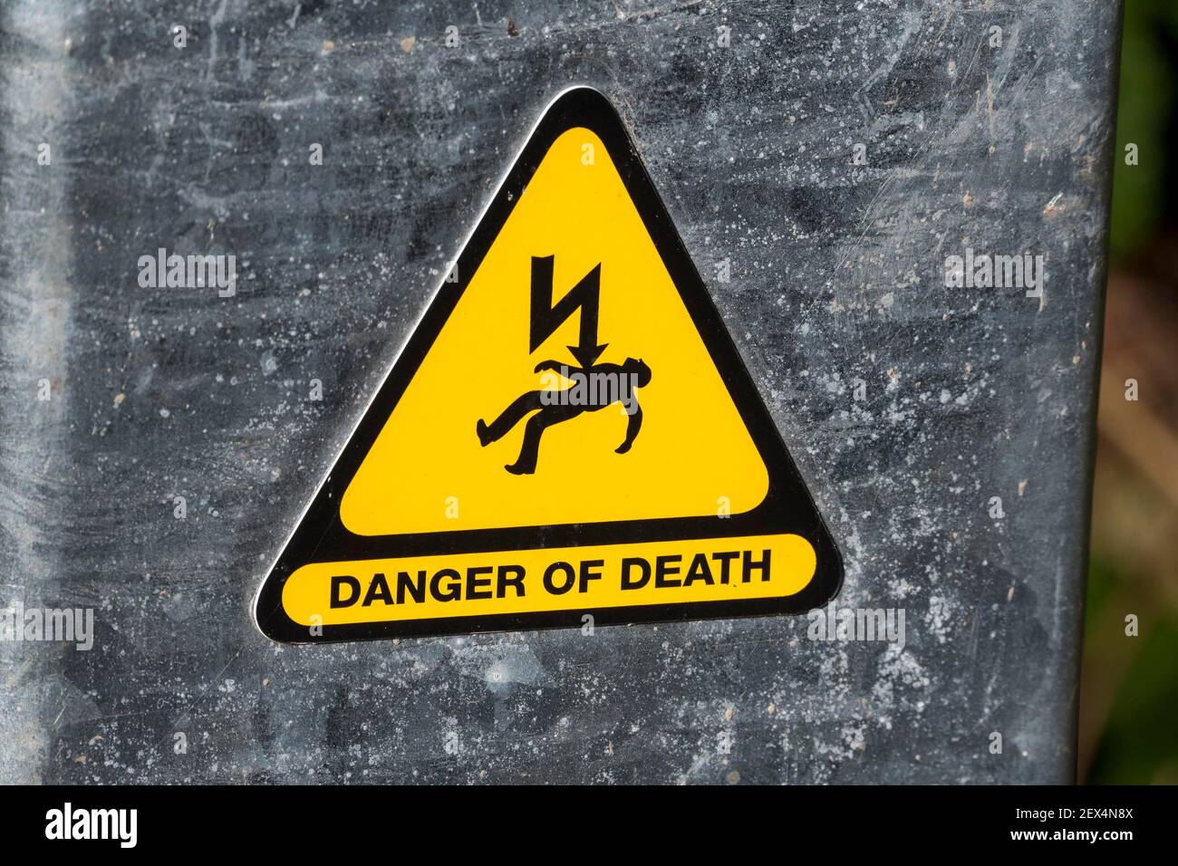 Signal de danger de mort sur une sous-station électrique. Banque D'Images