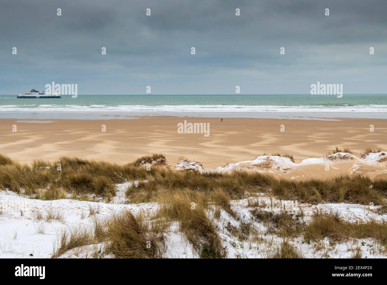 Marche sur une plage de la Côte d'Opale, pas de Calais, France Banque D'Images