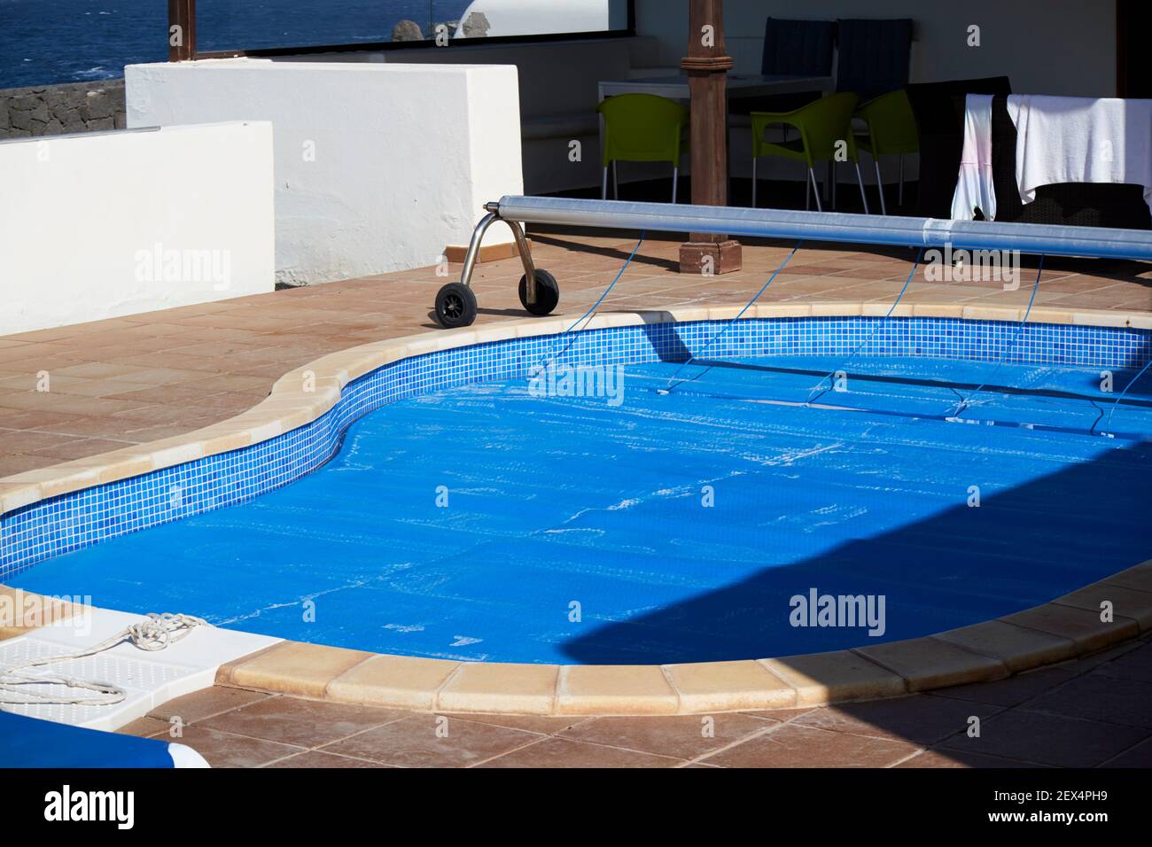 Piscine couverte dans villa vide à Lanzarote aux îles Canaries Espagne Banque D'Images
