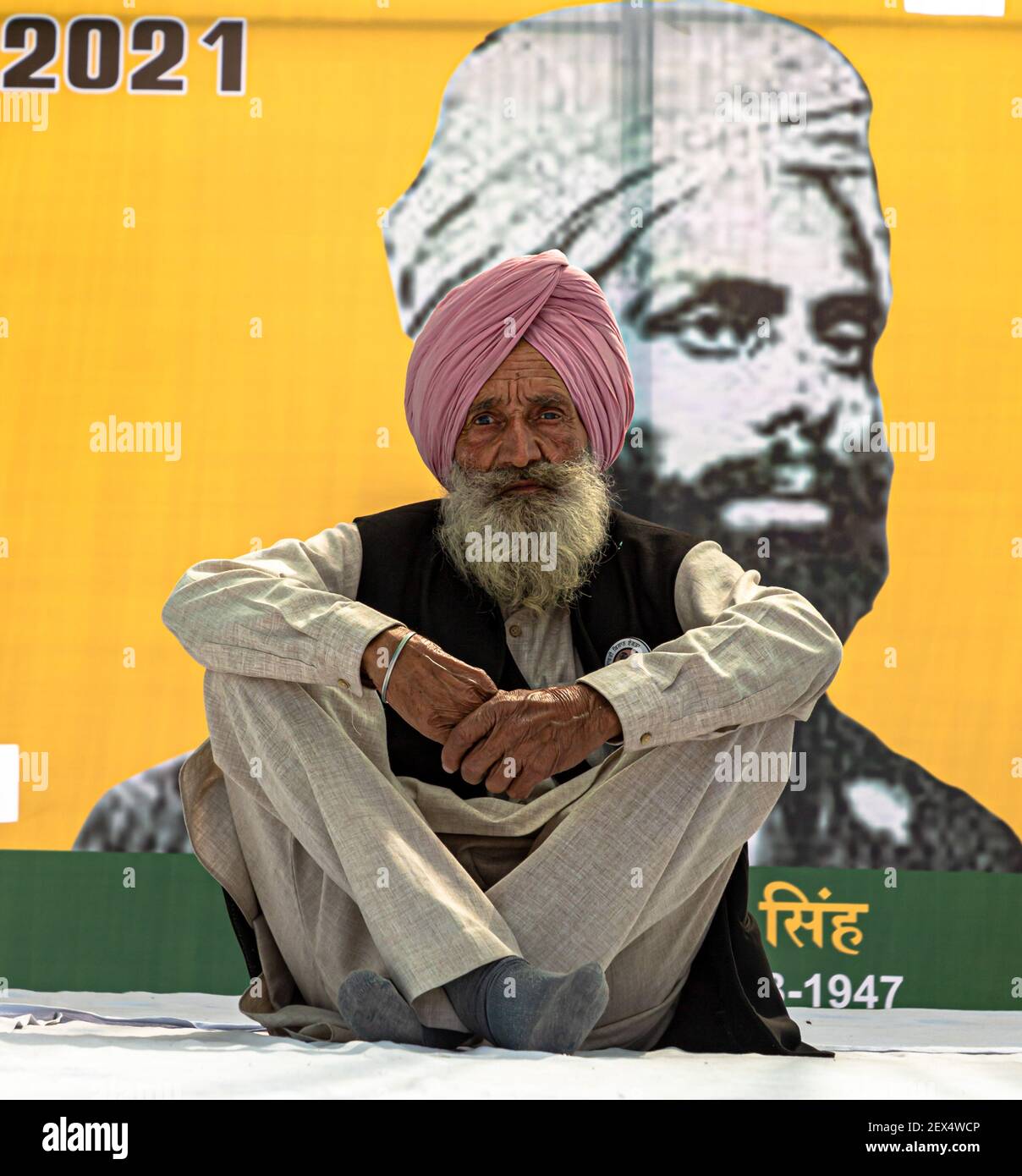 portrait d'un agriculteur pendant la manifestation. ils protestent contre la nouvelle loi agricole adoptée par le gouvernement indien. Banque D'Images