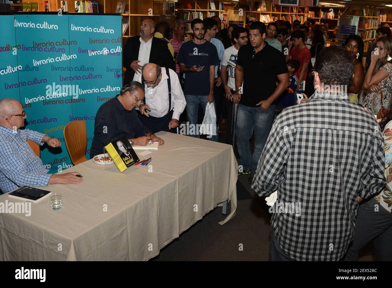 SALVADOR, BA - 04.08.2015 - lancement du livre de Galvão Bueno 'Fala Galvao' à la librairie culturelle Salvador Shopping à Salvador. (Photo de Mauro Akin Nassor/Fotoarena) *** Veuillez utiliser le crédit du champ de crédit *** SALVADOR, BA - 08.04.2015 - FALA GALVÃO EM SALVADOR - Fala Galvão em Salvador, Lanamento do livro de Galvão Bueno, 'Fala Galvão€o', na Livraria Cultura do Salvador Shopping. (Foto: Mauro Akin Nassor / Fotoarena) *** Veuillez utiliser le crédit du champ de crédit *** Banque D'Images