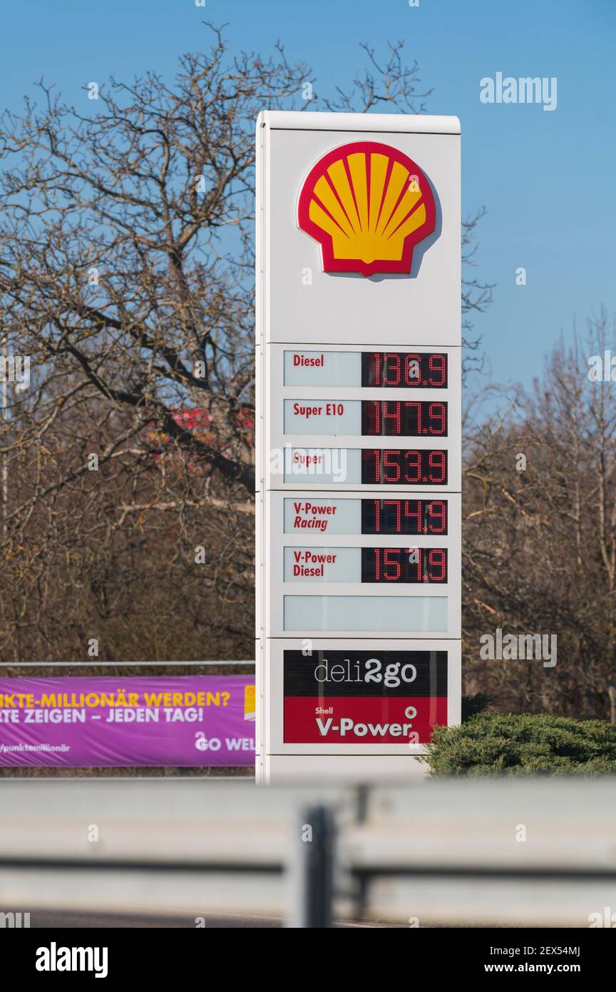 Allemagne , Calau , 03.03.2021 , panneau d'affichage des prix de l'essence d'une station-service Shell Banque D'Images